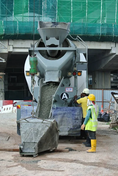 Selangor Malaysia März 2016 Betonmischer Lkw Gießt Flüssigen Beton Die — Stockfoto