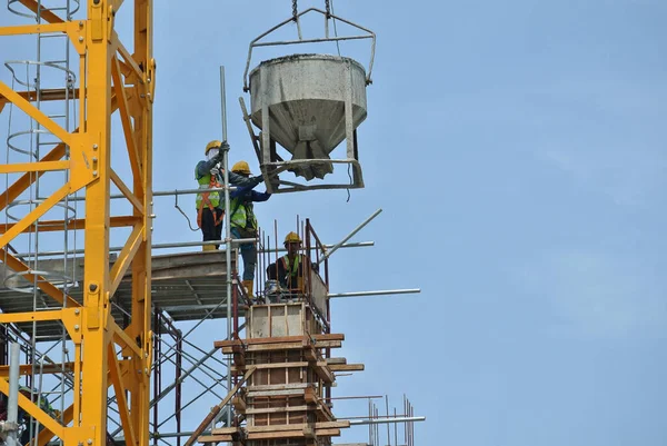 Johor Malaysia Maio 2016 Grupo Trabalhadores Construção Civil Derramando Concreto — Fotografia de Stock