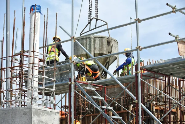 Johor Malasia Mayo 2016 Grupo Trabajadores Construcción Vertiendo Hormigón Usando —  Fotos de Stock