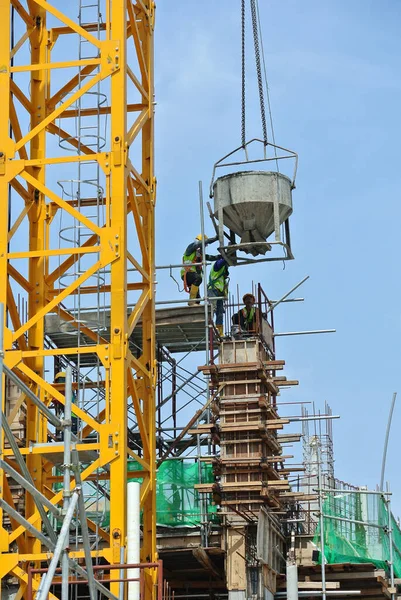 Johor Malasia Mayo 2016 Grupo Trabajadores Construcción Vertiendo Hormigón Usando — Foto de Stock