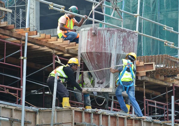 Johor Malasia Mayo 2016 Grupo Trabajadores Construcción Vertiendo Hormigón Usando — Foto de Stock