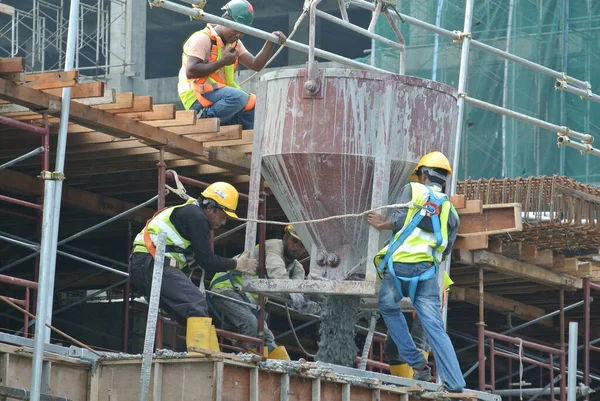 Johor Malaysia 2016年5月12日 コンクリートバケツを用いてコンクリートを建設現場の柱状作業に注ぐ建設労働者のグループ — ストック写真