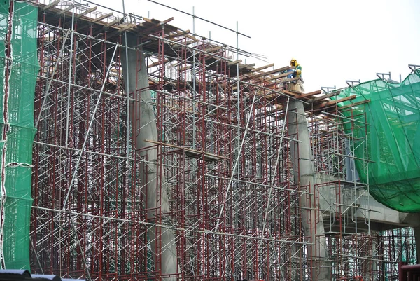 Johor Malaysia エイプリル社2016年13日 建設現場のプラットフォーム フォーム作業 構造物をサポートするための一時的な構造物として使用される足場 労働者の歩行プラットフォームとしても使用された — ストック写真