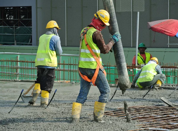 Selangor Malásia Maio 2014 Trabalhadores Construção Civil Que Transportam Mangueira — Fotografia de Stock