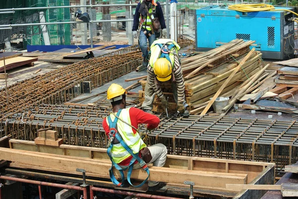 Malacca Malaysia March 2016 Construction Workers Fabricating Steel Reinforcement Bar — Stock Fotó