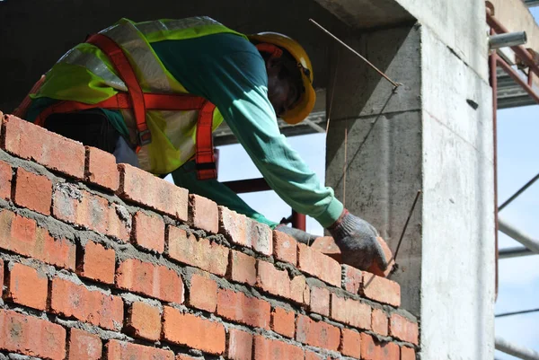 Johor Malaysia Kwiecień 2016 Murarz Montuje Cegły Gliniane Budowy Ścian — Zdjęcie stockowe