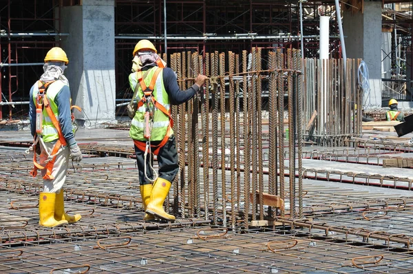 Johor Malaysia 2016年5月15日 昼間にマレーシアのジョホールで進行中の建設現場 フォーム作業 補強バーなどのタスクのインストールで忙しい労働者 — ストック写真