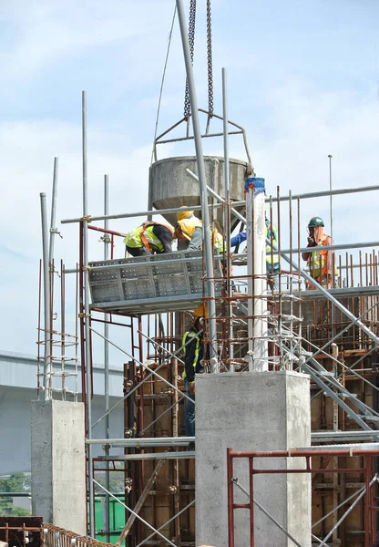 Johor Malasia Mayo 2016 Grupo Trabajadores Construcción Vertiendo Hormigón Bruto — Foto de Stock
