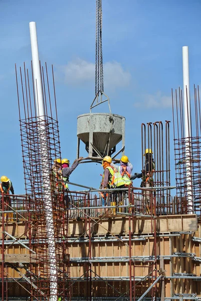 Johor Malaisie Mai 2016 Groupe Travailleurs Construction Versant Béton Brut — Photo