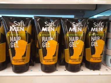 MELAKA, MALAYSIA - 4 Mart 2022: Erkekler saç kremleri ve jelleri bir mağazada satılığa çıkarıldı. Damga ve tipe göre ayrılmış. Bir fiyat etiketi ile işaretlenmiş.