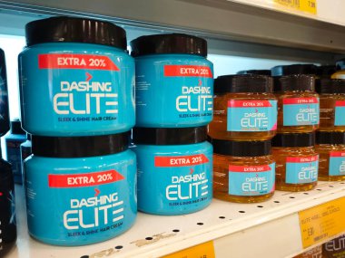 MELAKA, MALAYSIA - 4 Mart 2022: Erkekler saç kremleri ve jelleri bir mağazada satılığa çıkarıldı. Damga ve tipe göre ayrılmış. Bir fiyat etiketi ile işaretlenmiş.