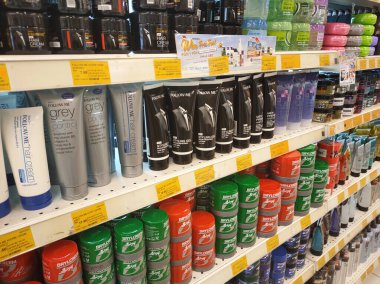 MELAKA, MALAYSIA - 4 Mart 2022: Erkekler saç kremleri ve jelleri bir mağazada satılığa çıkarıldı. Damga ve tipe göre ayrılmış. Bir fiyat etiketi ile işaretlenmiş.