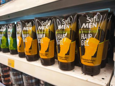 MELAKA, MALAYSIA - 4 Mart 2022: Erkekler saç kremleri ve jelleri bir mağazada satılığa çıkarıldı. Damga ve tipe göre ayrılmış. Bir fiyat etiketi ile işaretlenmiş.