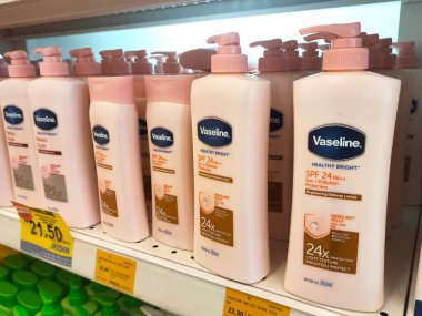 MELAKA, MALAYSIA - 4 Mart 2022: Çekici ticari paketler halinde bir mağazada sergilenen vücut losyonu. Damga ve tipe göre ayrılmış. Müşterilerin işini kolaylaştırmak için fiyat etiketi ile işaretlenmiş.. 