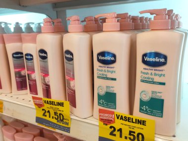MELAKA, MALAYSIA - 4 Mart 2022: Çekici ticari paketler halinde bir mağazada sergilenen vücut losyonu. Damga ve tipe göre ayrılmış. Müşterilerin işini kolaylaştırmak için fiyat etiketi ile işaretlenmiş.. 