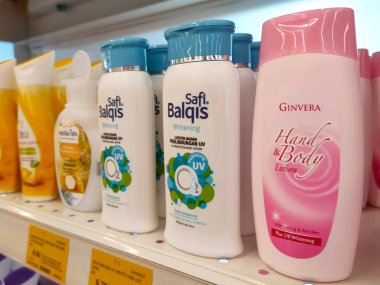 MELAKA, MALAYSIA - 4 Mart 2022: Çekici ticari paketler halinde bir mağazada sergilenen vücut losyonu. Damga ve tipe göre ayrılmış. Müşterilerin işini kolaylaştırmak için fiyat etiketi ile işaretlenmiş.. 