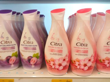 MELAKA, MALAYSIA - 4 Mart 2022: Çekici ticari paketler halinde bir mağazada sergilenen vücut losyonu. Damga ve tipe göre ayrılmış. Müşterilerin işini kolaylaştırmak için fiyat etiketi ile işaretlenmiş.. 