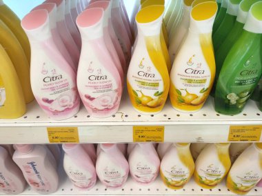 MELAKA, MALAYSIA - 4 Mart 2022: Çekici ticari paketler halinde bir mağazada sergilenen vücut losyonu. Damga ve tipe göre ayrılmış. Müşterilerin işini kolaylaştırmak için fiyat etiketi ile işaretlenmiş.. 