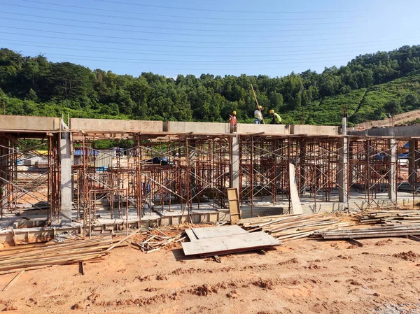 MELAKA, MALAYSIA - 4 Mart 2021: Yapı hala yapım aşamasında olan güçlendirilmiş betondan yapılmıştır. Bu güçlendirilmiş beton küf kereste ve kontrplak işçiliğinden yapılmıştır..