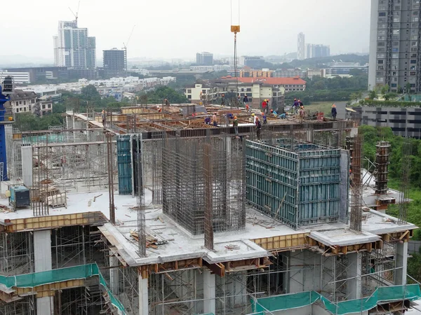 Johor Malaysia 2020年6月18日建設現場で建設工事が進行中 サイトの安全性は非常に真剣に取られ 強調されています 建設労働者は忙しい — ストック写真