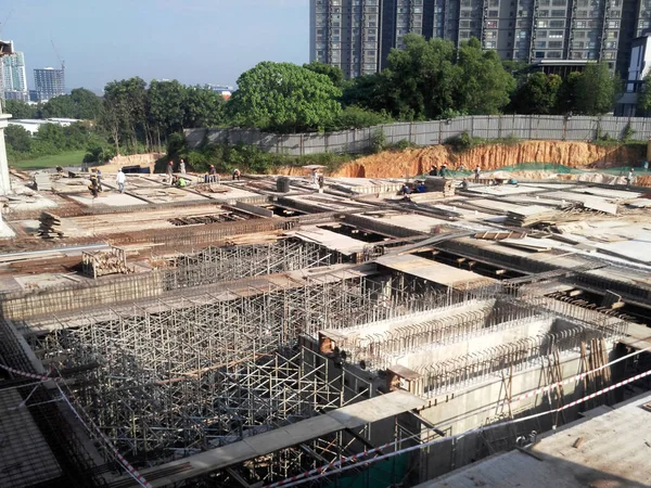 Johor Malaysia 2020年6月18日建設現場で建設工事が進行中 サイトの安全性は非常に真剣に取られ 強調されています 建設労働者は忙しい — ストック写真