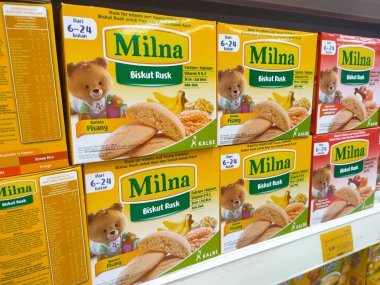 MELAKA, MALAYSIA -6 Temmuz 2022: Ticari paketler halinde çeşitli bebek mamaları sergilenmektedir. Markaya ve aromaya göre sıralanmış ve bir fiyat etiketi var..