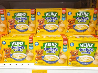 MELAKA, MALAYSIA -6 Temmuz 2022: Ticari paketler halinde çeşitli bebek mamaları sergilenmektedir. Markaya ve aromaya göre sıralanmış ve bir fiyat etiketi var..