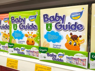 MELAKA, MALAYSIA -6 Temmuz 2022: Ticari paketler halinde çeşitli bebek mamaları sergilenmektedir. Markaya ve aromaya göre sıralanmış ve bir fiyat etiketi var..