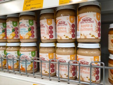 MELAKA, MALAYSIA -6 Temmuz 2022: Ticari paketler halinde çeşitli bebek mamaları sergilenmektedir. Markaya ve aromaya göre sıralanmış ve bir fiyat etiketi var..