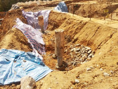 JOHOR, MALAYSIA - EYLÜL 03, 2020: Toprağa sürülen ve gerekli derinliğe ulaşan kütle. Kesilecek ve üzerine bir yığın kapağı dikilecek..