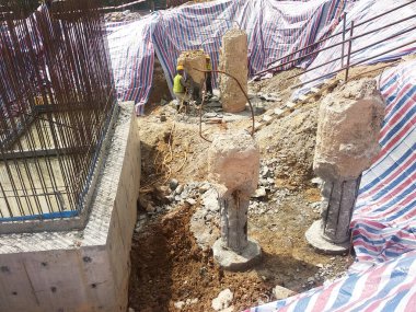 JOHOR, MALAYSIA - EYLÜL 03, 2020: Toprağa sürülen ve gerekli derinliğe ulaşan kütle. Kesilecek ve üzerine bir yığın kapağı dikilecek..