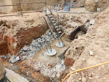 JOHOR, MALAYSIA - EYLÜL 03, 2020: Toprağa sürülen ve gerekli derinliğe ulaşan kütle. Kesilecek ve üzerine bir yığın kapağı dikilecek..