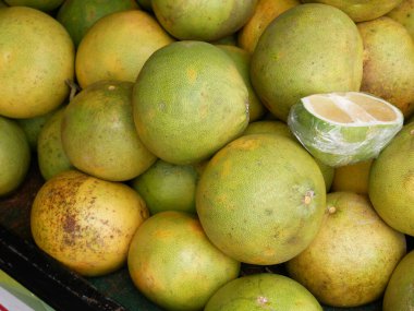 Pomelo meyvesi ya da Citrus Maxima olarak da bilinir. Rutaceae ailesinden en büyük narenciye ve greyfurtun en büyük atasıdır. Olgun meyve müşterilere satışa sunuluyor