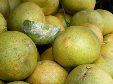 Pomelo meyvesi ya da Citrus Maxima olarak da bilinir. Rutaceae ailesinden en büyük narenciye ve greyfurtun en büyük atasıdır. Olgun meyve müşterilere satışa sunuluyor