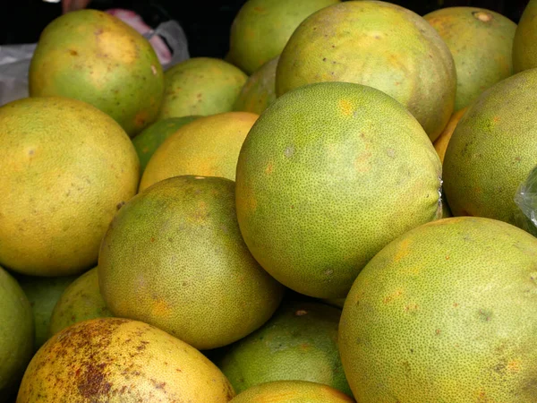 Pomelo meyvesi ya da Citrus Maxima olarak da bilinir. Rutaceae ailesinden en büyük narenciye ve greyfurtun en büyük atasıdır. Olgun meyve müşterilere satışa sunuluyor