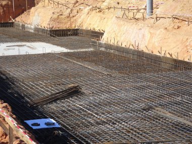 MELAKA, MALAYSIA - 2 Temmuz 2022: Çelik güçlendirme çubukları yapı mühendisinin tasarımına göre düzenlenmiştir. Çelikler küçük çelik bir kabloyla birbirine bağlanmış..