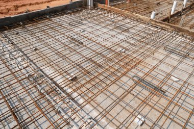 MELAKA, MALAYSIA - 2 Temmuz 2022: Çelik güçlendirme çubukları yapı mühendisinin tasarımına göre düzenlenmiştir. Çelikler küçük çelik bir kabloyla birbirine bağlanmış..