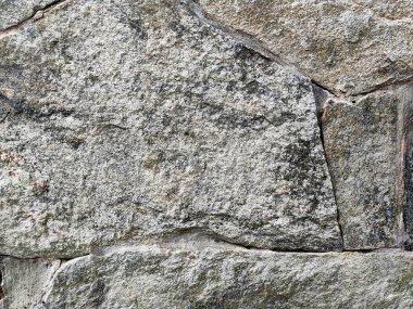 Granit duvar yüzeyi. Bu taşlar havan topu kullanılarak birleştirildi. Bu duvarın inşası, neredeyse düz bir yüzeyle dik inşa edilebilmesi için hassasiyet gerektiriyor..