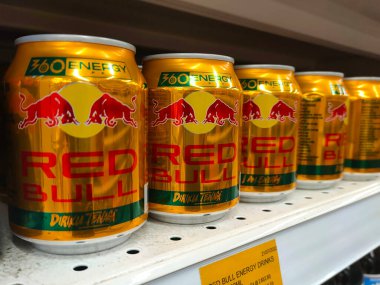 MELAKA, MALAYSIA -AĞUSTOS 29, 2022: Ticari paketler halinde çeşitli enerji içecekleri sergilenmektedir. Marka ve aromayla ayrılmış. Müşterilerin satın almasını kolaylaştıracak bir fiyat etiketi var..