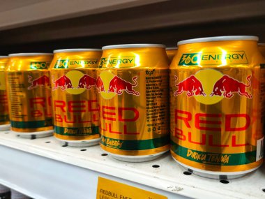 MELAKA, MALAYSIA -AĞUSTOS 29, 2022: Ticari paketler halinde çeşitli enerji içecekleri sergilenmektedir. Marka ve aromayla ayrılmış. Müşterilerin satın almasını kolaylaştıracak bir fiyat etiketi var..