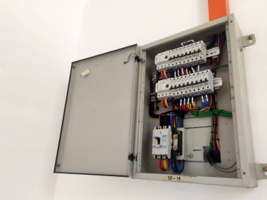 SELANGOR, MALAYSIA 19 AĞUSTOS 2022: elektrik dağıtım kartı ve kurulum sürecinin bileşeni. Elektrik tesisatçısı bu ekipmanı elektrik mühendisi tasarımına göre kuracak.