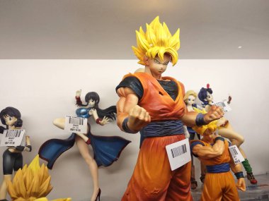 KUALA LUMPUR, MALAYSIA - HAZİRAN 2022: Popüler Japon animasyon dizisi Dragonball 'dan model ölçekli aksiyon figürleri karakterleri seçildi. Koleksiyoncu ve yelpazenin görüntüsü. . 