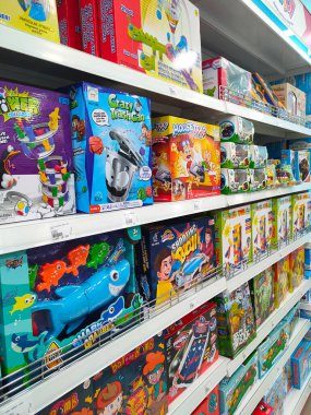 JOHOR, MALAYSIA - 24 Temmuz 2022: Çocukların oyuncakları asılır ve satışa sunulur. Oyuncaklar çocukların ilgisini çekmek için renkli renklerde ve çeşitli tasarımlarda yapılır. Fiyat etiketi var.