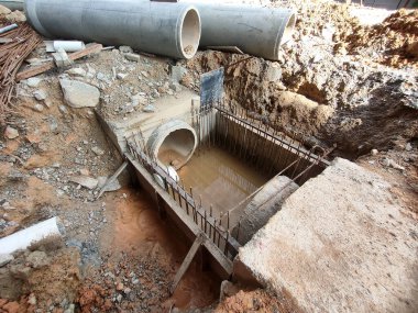 Melaka, Malezya - 2 Şubat 2022: İnşaat alanındaki rögar kapağı. Mühendisin tasarımına göre inşa edilmiş. İnşaat kalıbı olarak kontrplak ve kereste kullanılıyor.