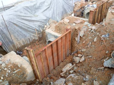 Melaka, Malezya - 2 Şubat 2022: İnşaat alanındaki rögar kapağı. Mühendisin tasarımına göre inşa edilmiş. İnşaat kalıbı olarak kontrplak ve kereste kullanılıyor.