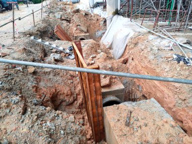 Melaka, Malezya - 2 Şubat 2022: İnşaat alanındaki rögar kapağı. Mühendisin tasarımına göre inşa edilmiş. İnşaat kalıbı olarak kontrplak ve kereste kullanılıyor.