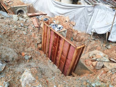 Melaka, Malezya - 2 Şubat 2022: İnşaat alanındaki rögar kapağı. Mühendisin tasarımına göre inşa edilmiş. İnşaat kalıbı olarak kontrplak ve kereste kullanılıyor.