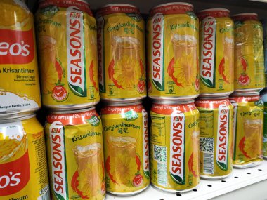MELAKA, MALAYSIA - 5 Ocak 2022: Alüminyum kutulara doldurulmuş meyve ve tahıl aromalı içme suyu. Çekici tasarımı olan ticari ambalajlar. Marka ve aromayla ayrılmış..