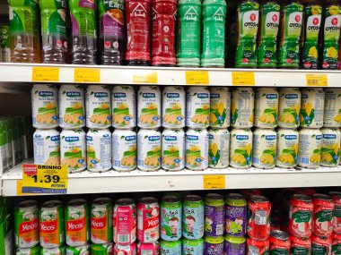 MELAKA, MALAYSIA - 5 Ocak 2022: Alüminyum kutulara doldurulmuş meyve ve tahıl aromalı içme suyu. Çekici tasarımı olan ticari ambalajlar. Marka ve aromayla ayrılmış..