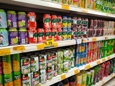 MELAKA, MALAYSIA - 5 Ocak 2022: Alüminyum kutulara doldurulmuş meyve ve tahıl aromalı içme suyu. Çekici tasarımı olan ticari ambalajlar. Marka ve aromayla ayrılmış..